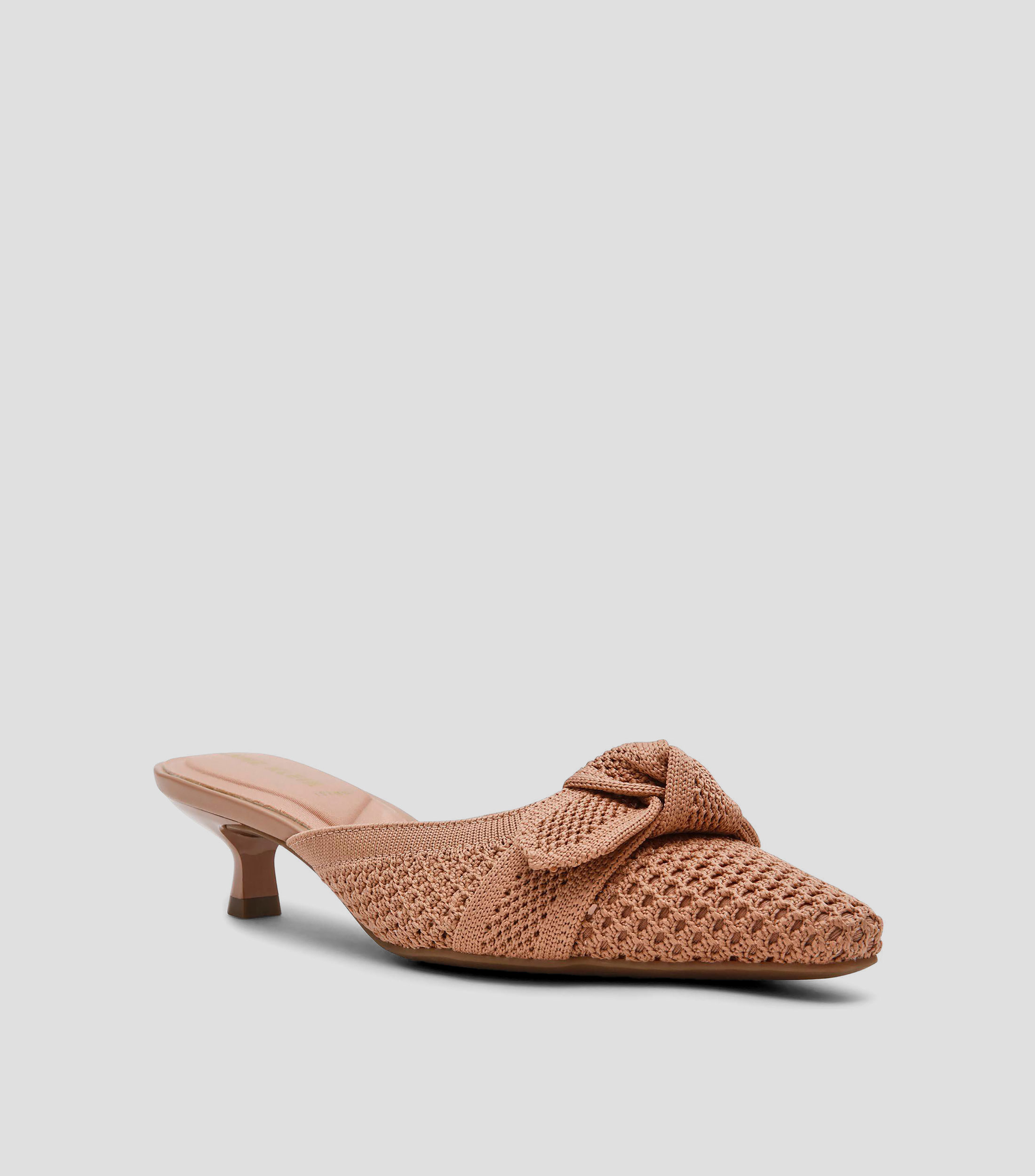 Zapatillas con tacón bajo de aguja Mujer